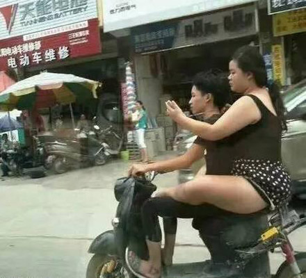 老公，你开车，我来帮你拿手机人物gif搞笑图片