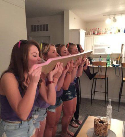 妹子，我们一起游戏吧！人物gif搞笑图片