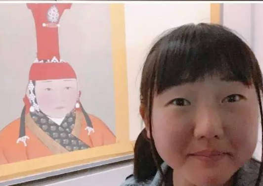 一妹子去看历史美术展，一不小心发现了自己的前前前世人物gif搞笑图片