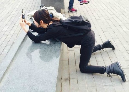 单身汪自拍的心酸人物gif搞笑图片