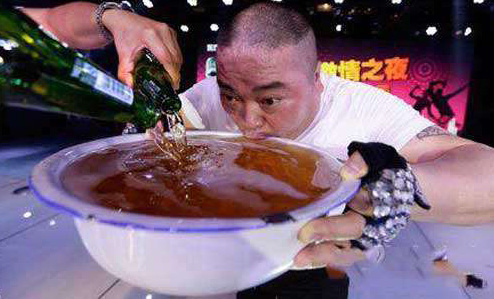 够了！尼玛别再倒了！人物gif搞笑图片