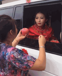 闺女出嫁了，一般都是做爹的最难受人物gif搞笑图片