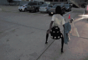 一大早在宾馆门口看到的，笑喷了人物gif搞笑图片