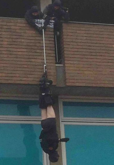 特警：尴尬了人物gif搞笑图片