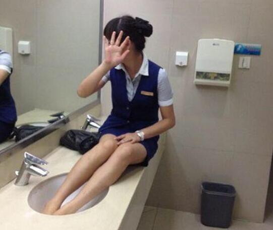 姑娘，你的行为和这身打扮真的一点也不配人物gif搞笑图片