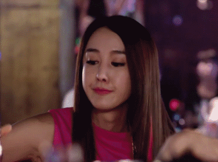 姑娘千万不要喝多了，什么事情这么高兴啊？人物gif搞笑图片