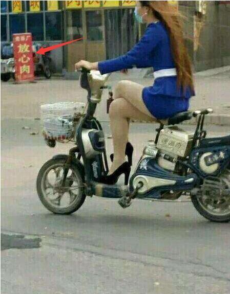 我现在每天就是在村口等着骑电车都这么性感的姐姐下班人物gif搞笑图片