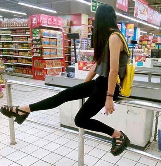 女汉子逛超市人物gif搞笑图片