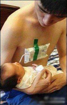 男人照样可以喂奶人物gif搞笑图片