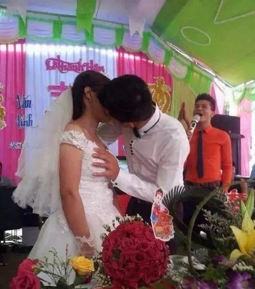 新郎挺着急啊人物gif搞笑图片