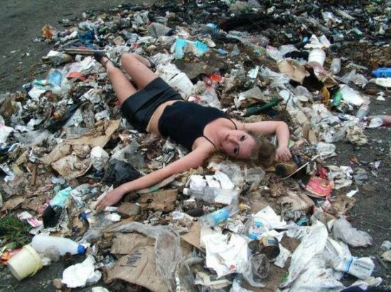 垃圾堆里的少妇人物gif搞笑图片
