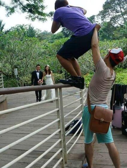 每张浪漫的婚纱照背后都有一个牛X的摄影师人物gif搞笑图片