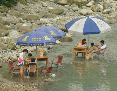 河边，夏日避暑圣地人物gif搞笑图片