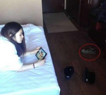 老婆说她出差正在玩游戏人物gif搞笑图片