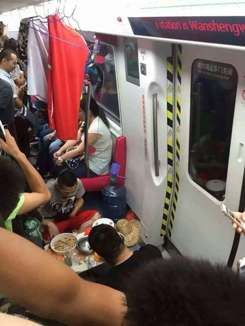 坐坐坐，别客气，到了这就跟自己家一样就行人物gif搞笑图片