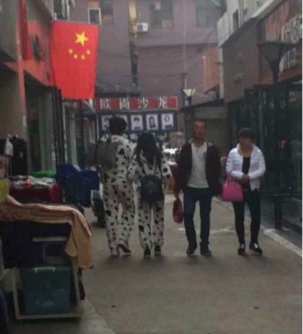 你俩睡醒了吗？穿着睡衣就出来了～人物gif搞笑图片