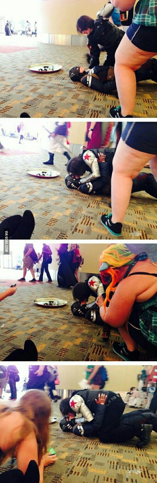 最卖力的COS……打着打着就动嘴，哪个不服的分分钟掰弯人物gif搞笑图片