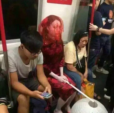 姑娘，大晚上的你穿成这样想吓死人吗人物gif搞笑图片