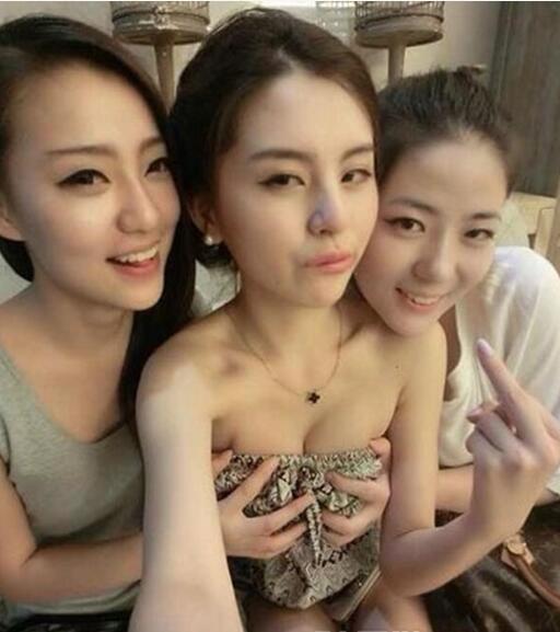 闺蜜现在都是这样拍照了人物gif搞笑图片