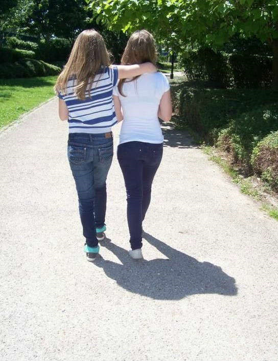 俩妹子的本体是一只猩猩人物gif搞笑图片