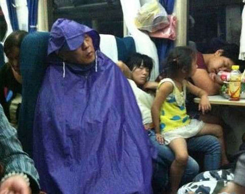 大叔是朵奇葩，火车上穿雨衣人物gif搞笑图片