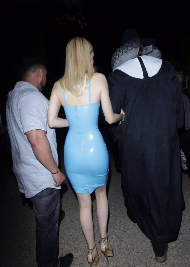 身材得好到什么程度，才敢穿这件衣服人物gif搞笑图片