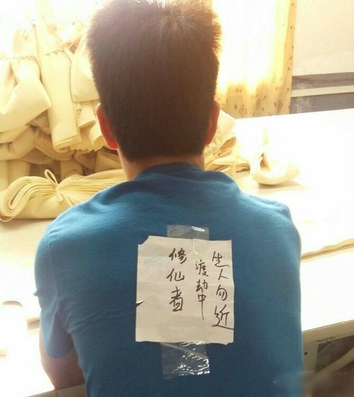 同事问我在大街回头率好高人物gif搞笑图片