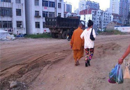 我会告诉你们大师就住我们家小区？人物gif搞笑图片