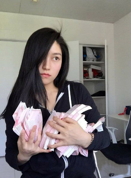 低调的炫富人物gif搞笑图片