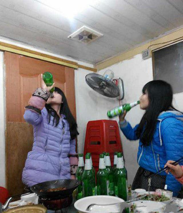 来来来！就瓶吹，和我比比谁更女汉子人物gif搞笑图片