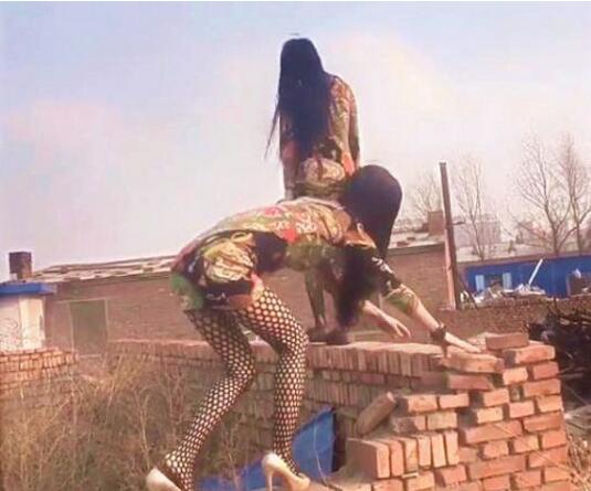 姑娘们，你们是在闹哪样？人物gif搞笑图片