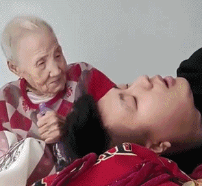 孙子睡觉打呼噜，奶奶有妙招人物gif搞笑图片