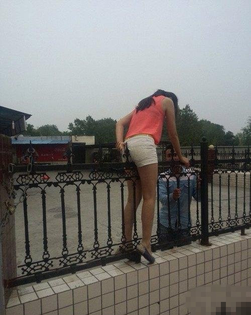 妹纸你肿么了？人物gif搞笑图片