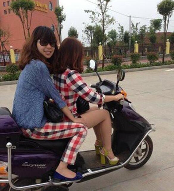 妹纸你俩是不是穿错裤子了人物gif搞笑图片