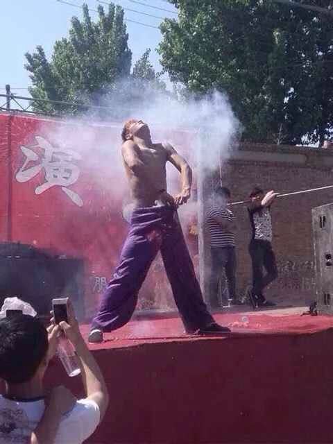 人鞭VS鞭炮人物gif搞笑图片