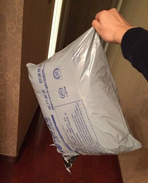 听说有洁癖的人都是这样拎快递包裹的人物gif搞笑图片