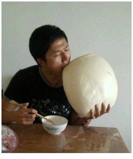 医生说～我一顿只能吃一个馒头。。。人物gif搞笑图片