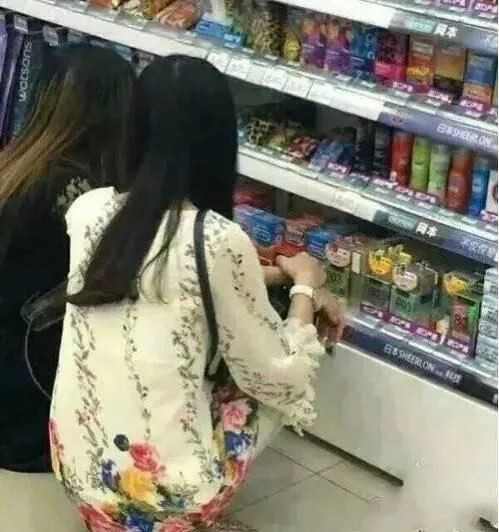 小姐姐们在挑啥？人物gif搞笑图片