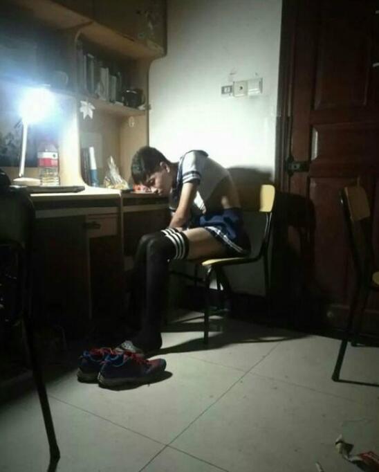 有这样的宿友，其实很危险啊人物gif搞笑图片