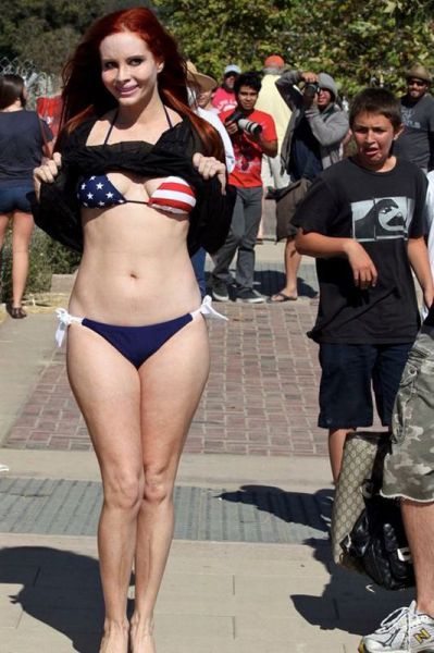 后面孩子的表情亮了人物gif搞笑图片