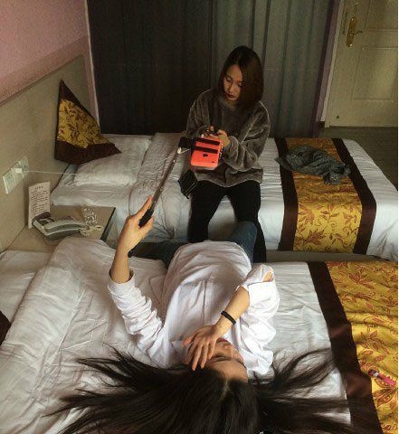 现在流行这样自拍了吗人物gif搞笑图片