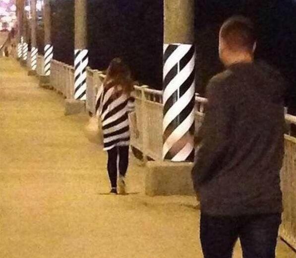 因袭击桥墩被捕人物gif搞笑图片