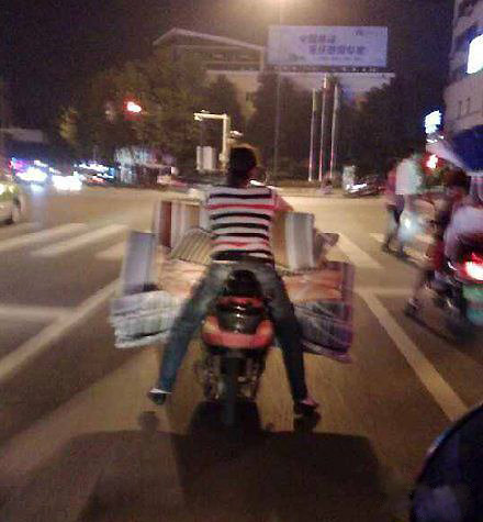 当个女汉子也挺不容易的人物gif搞笑图片