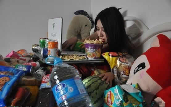 这样的吃货不简单啊！实在是太懒了人物gif搞笑图片