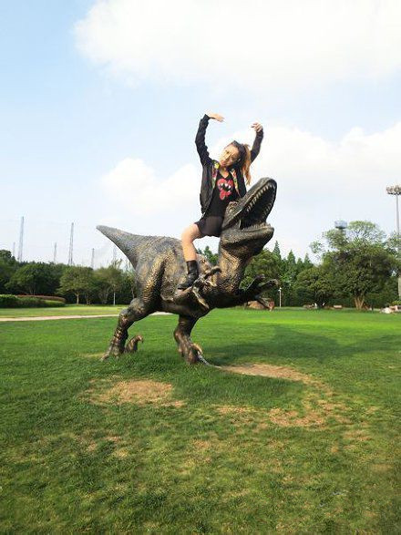 美女为何选择自毁形象？人物gif搞笑图片