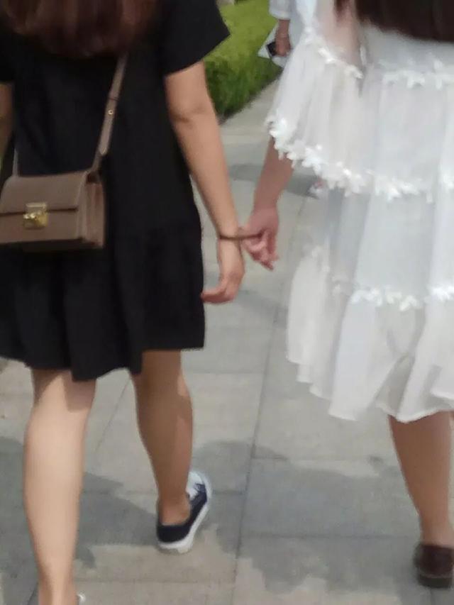 女孩子的友谊人物gif搞笑图片