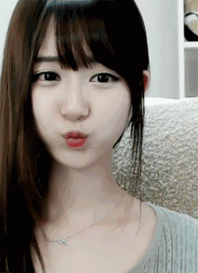 姑娘这樱桃小嘴,我深深的被吸引住了人物gif搞笑图片