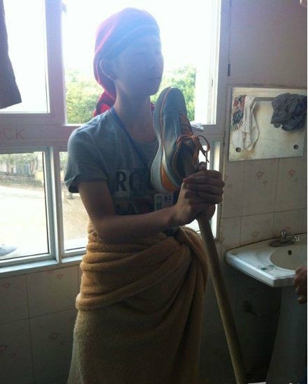 这话筒味儿挺大吧人物gif搞笑图片