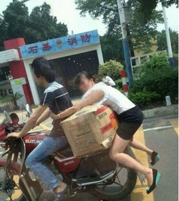 大姐，你可抓好了人物gif搞笑图片