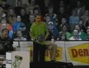 教你一种最新的打保龄球方式人物gif搞笑图片